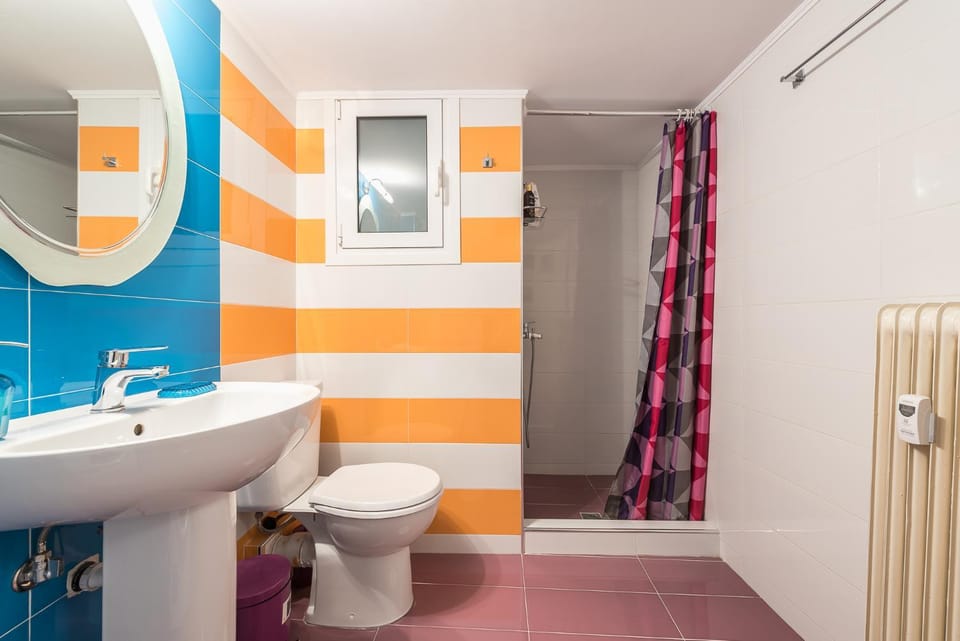 Shower, Toilet