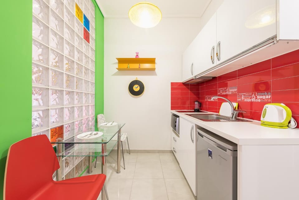 Kitchen or kitchenette, Dining area