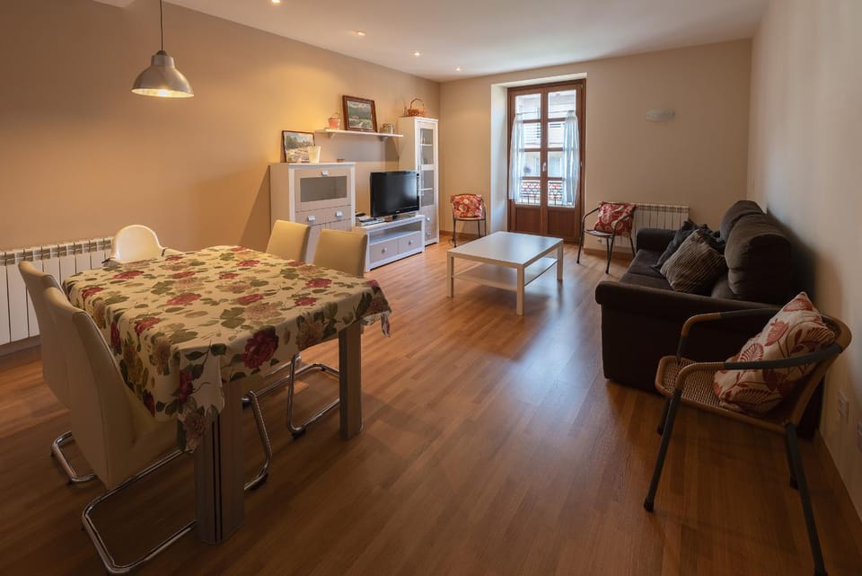 Living room, Lounge or bar, Seating area, Dining area