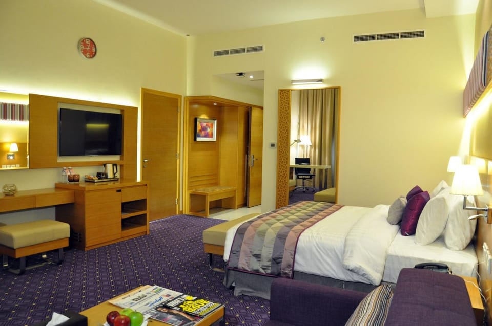 Bed, TV and multimedia, Bedroom