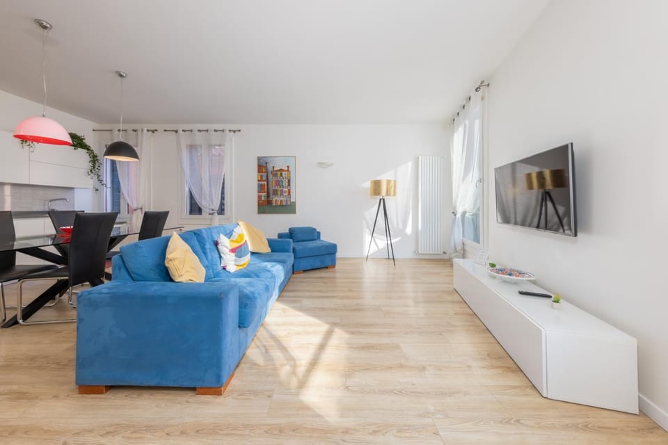 Communal lounge/ TV room, TV and multimedia, Kitchen or kitchenette, Living room, Photo of the whole room, Seating area, kitchen