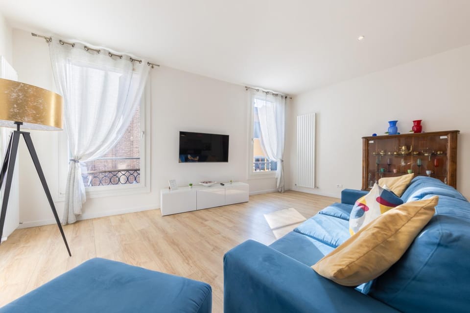 Communal lounge/ TV room, TV and multimedia, View (from property/room), Living room, Seating area, City view