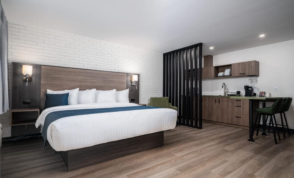 Bed, Kitchen or kitchenette, Photo of the whole room, Bedroom