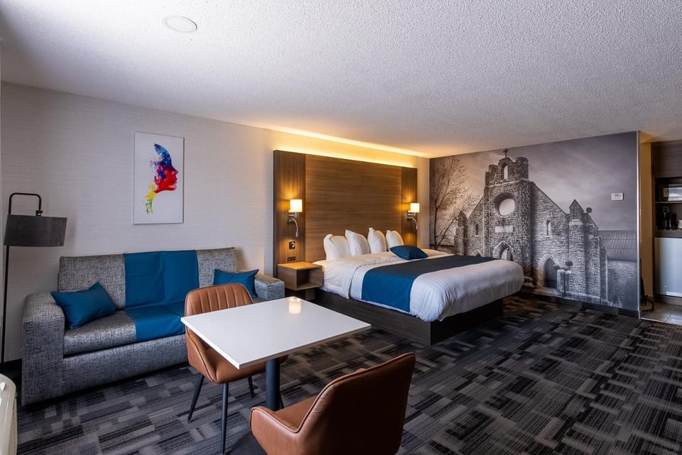 Bed, Photo of the whole room, Seating area, Bedroom