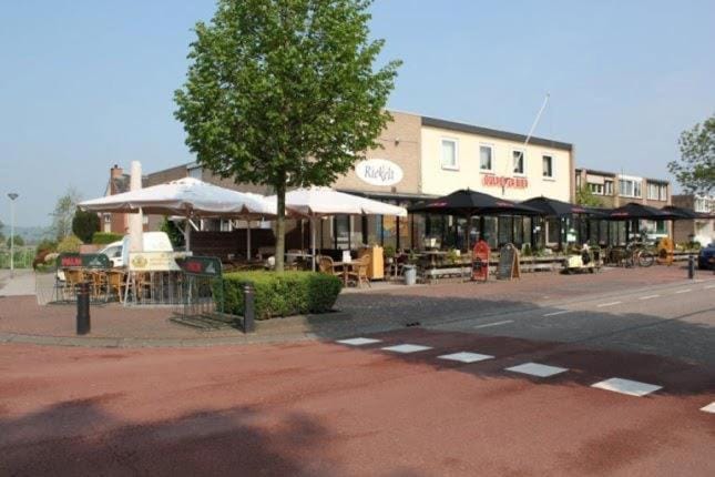 Restaurant/places to eat, Balcony/Terrace