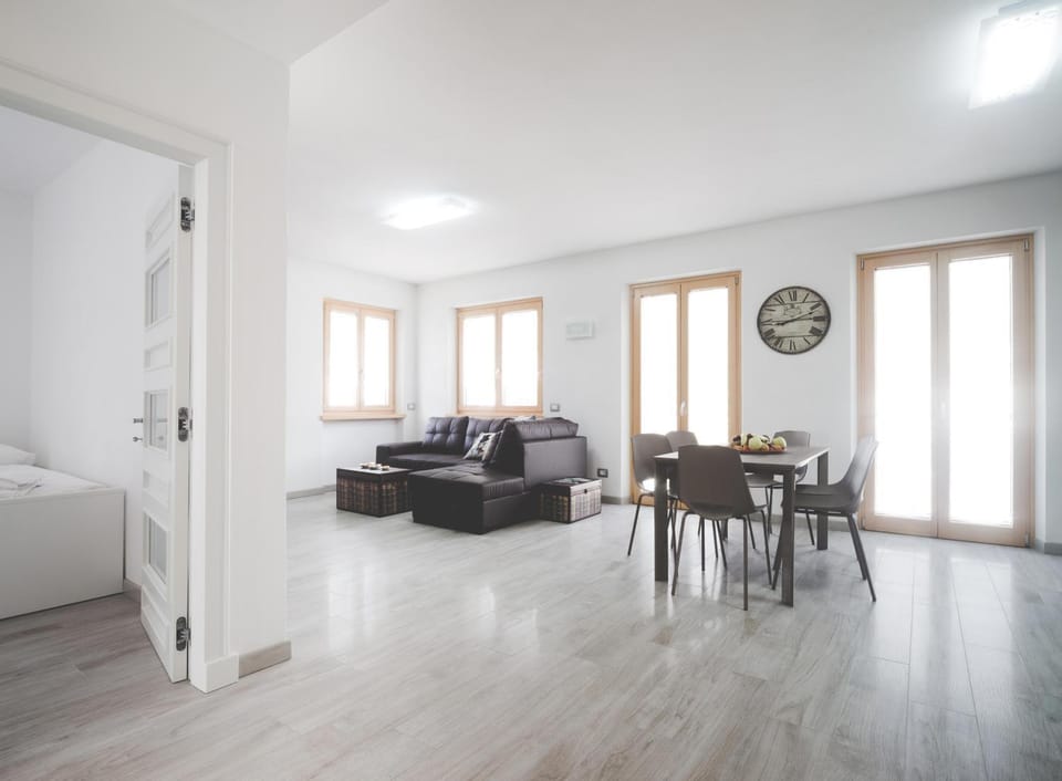 Living room, Photo of the whole room, Seating area, Dining area