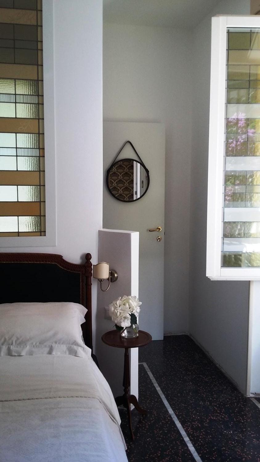 Bed, Photo of the whole room, Decorative detail, Bedroom