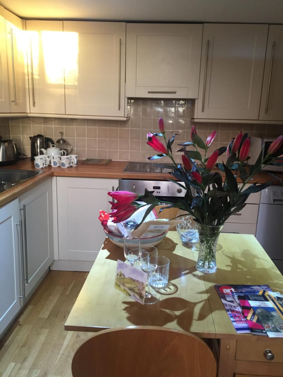 Kitchen or kitchenette, Dining area