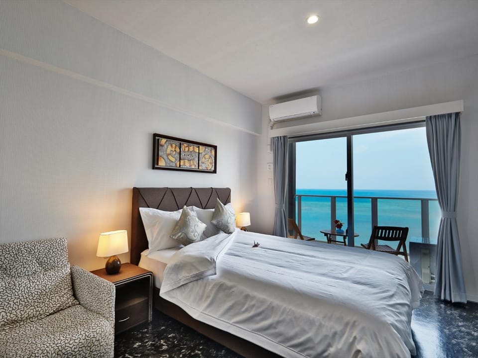 Photo of the whole room, Sea view