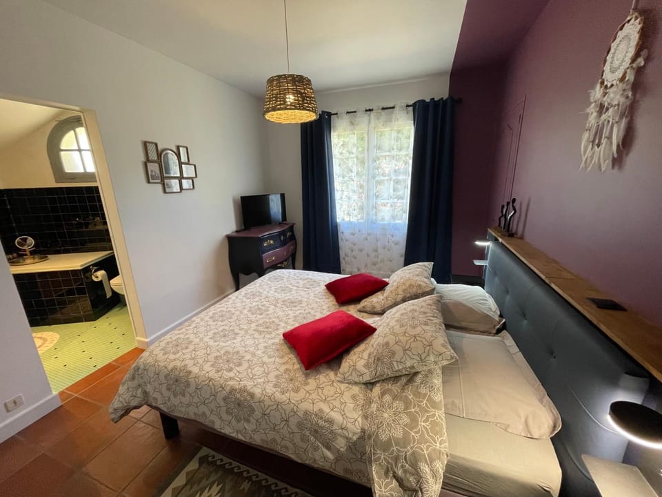 Bed, TV and multimedia, Photo of the whole room, Seating area, Bedroom, towels
