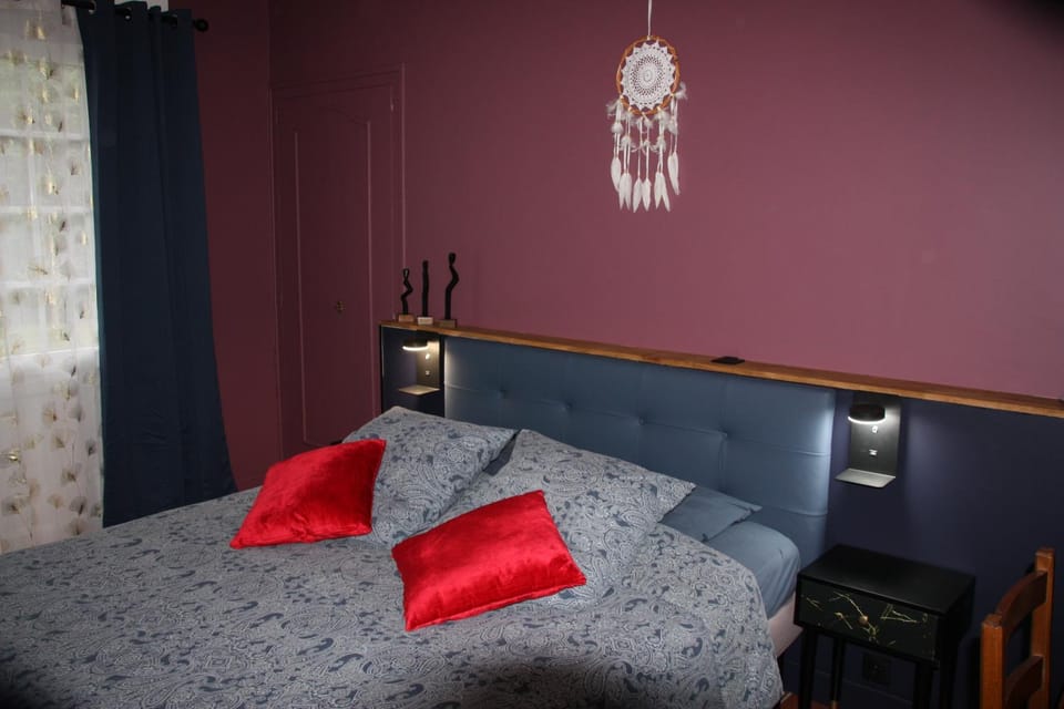 Bed, Photo of the whole room, Bedroom