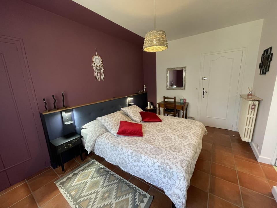 Bed, TV and multimedia, Photo of the whole room, Bedroom, towels