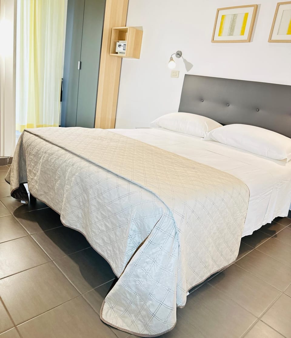 Property building, Bed, Bedroom, Breakfast
