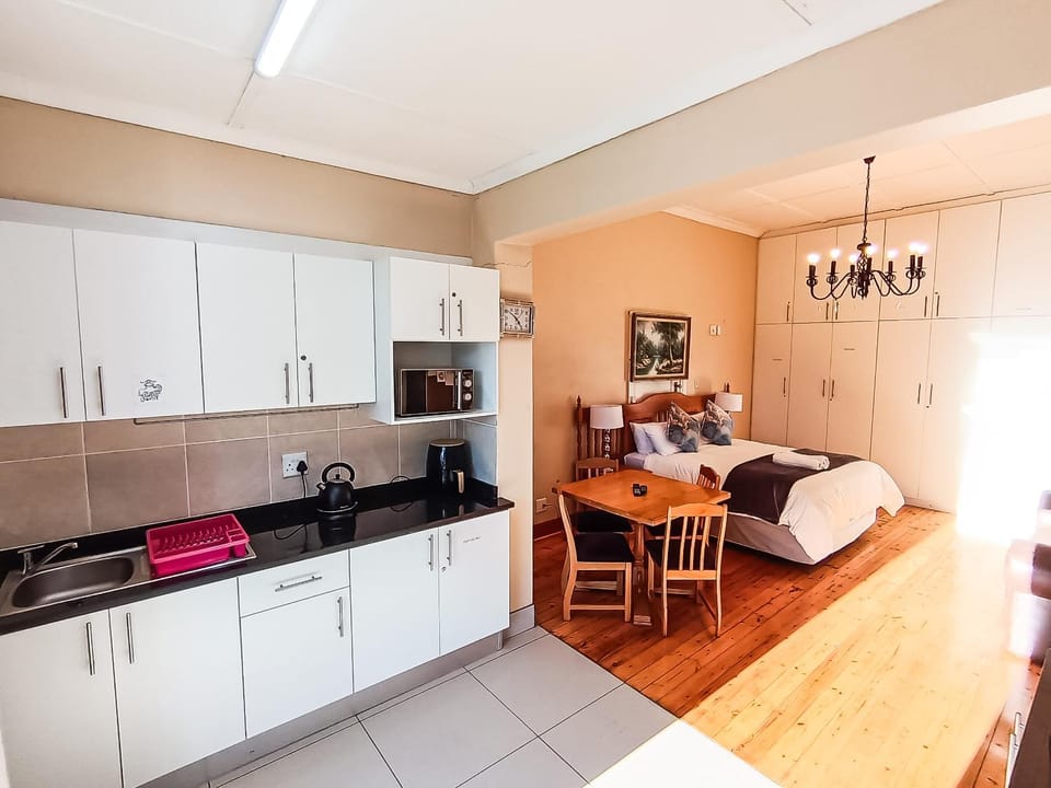 Kitchen or kitchenette, Seating area, stove