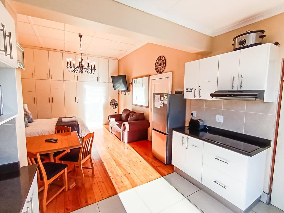 Kitchen or kitchenette, Seating area, Dining area, stove