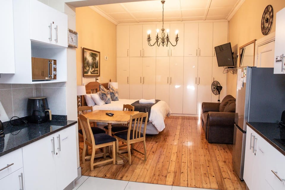 Kitchen or kitchenette, Seating area, stove