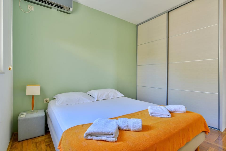 Bed, Photo of the whole room, Bedroom, air conditioner