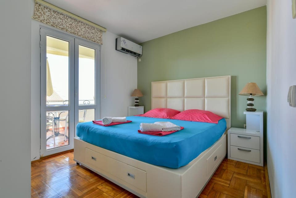 Photo of the whole room, Bedroom, air conditioner