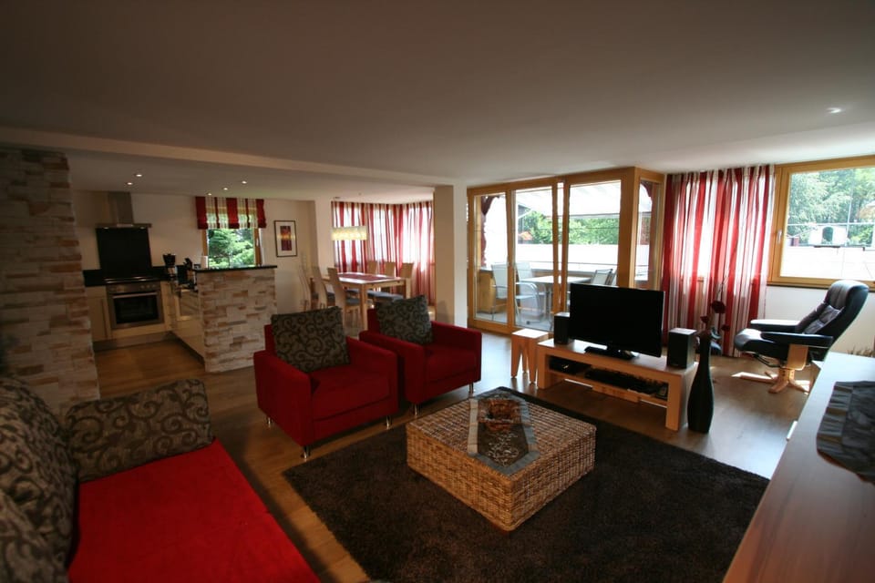 TV and multimedia, Coffee/tea facilities, Balcony/Terrace, Kitchen or kitchenette, Living room, Seating area, Dining area