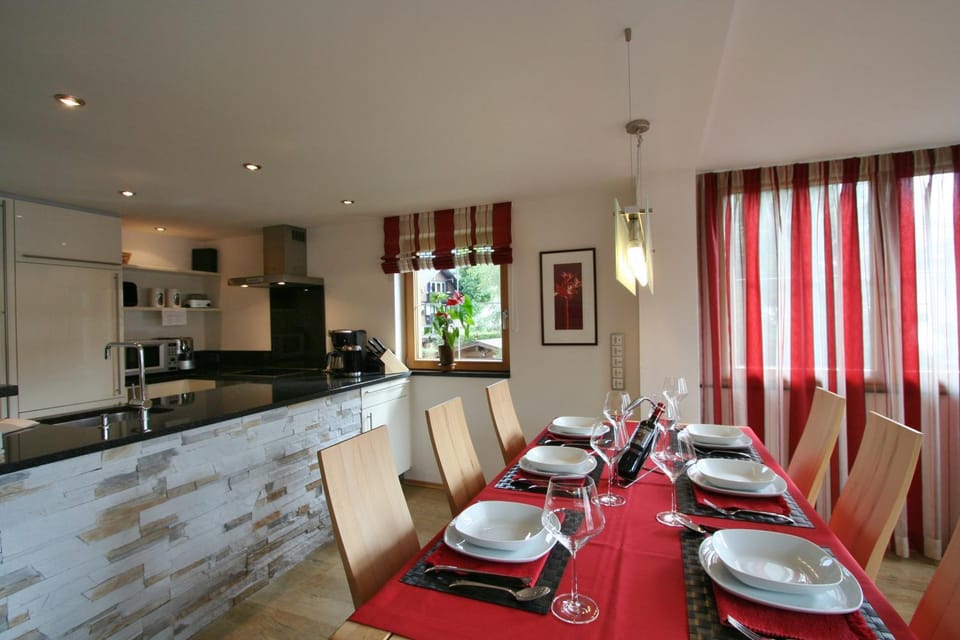 Coffee/tea facilities, Kitchen or kitchenette, Dining area