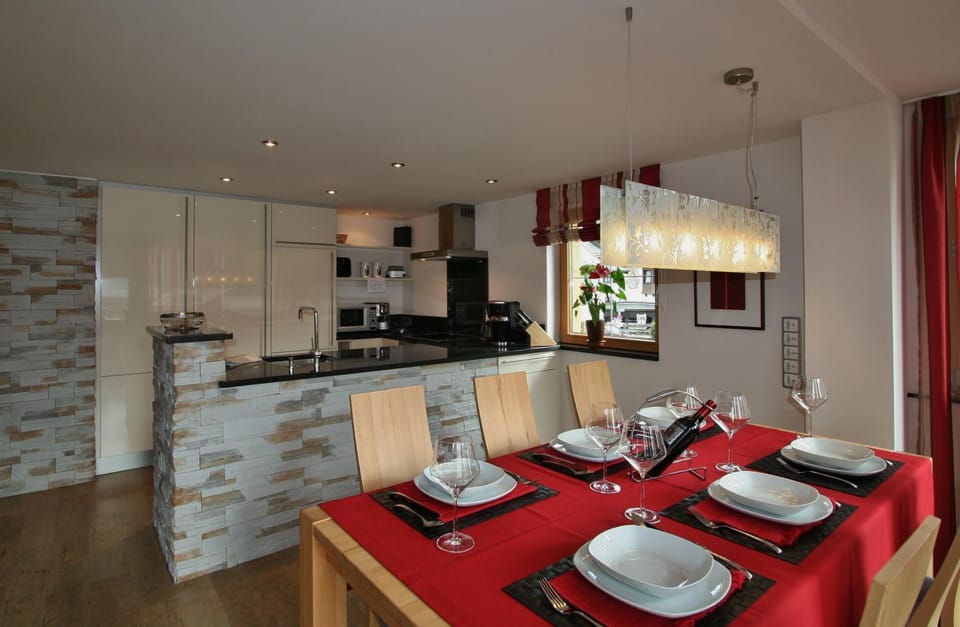 Coffee/tea facilities, Kitchen or kitchenette, Living room, Dining area