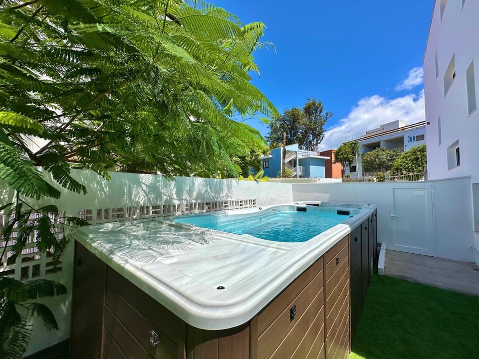 Restaurant/places to eat, Off site, Activities, Hot Tub, Solarium, Balcony/Terrace, Animals, Pets, Guests, Guests, Pool view, Area and facilities, Swimming pool, Location, pet friendly, towels, elevator