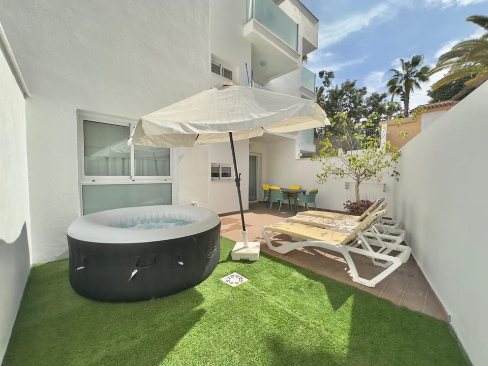 Restaurant/places to eat, Off site, Activities, Hot Tub, Hot Tub, Solarium, Balcony/Terrace, Seating area, Dining area, Animals, Animals, Pets, Pets, Area and facilities, Swimming pool, furniture, pet friendly, sunbed, towels, elevator
