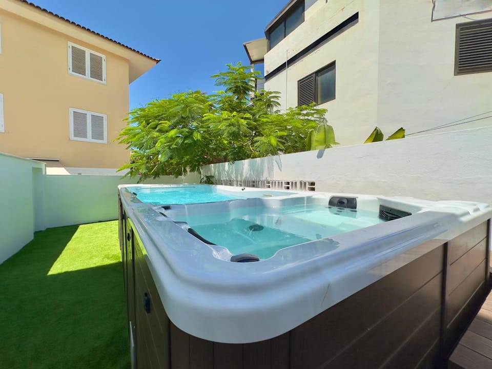 Restaurant/places to eat, Off site, Activities, Hot Tub, Solarium, Balcony/Terrace, Guests, Guests, Pool view, Area and facilities, Swimming pool, Location, towels