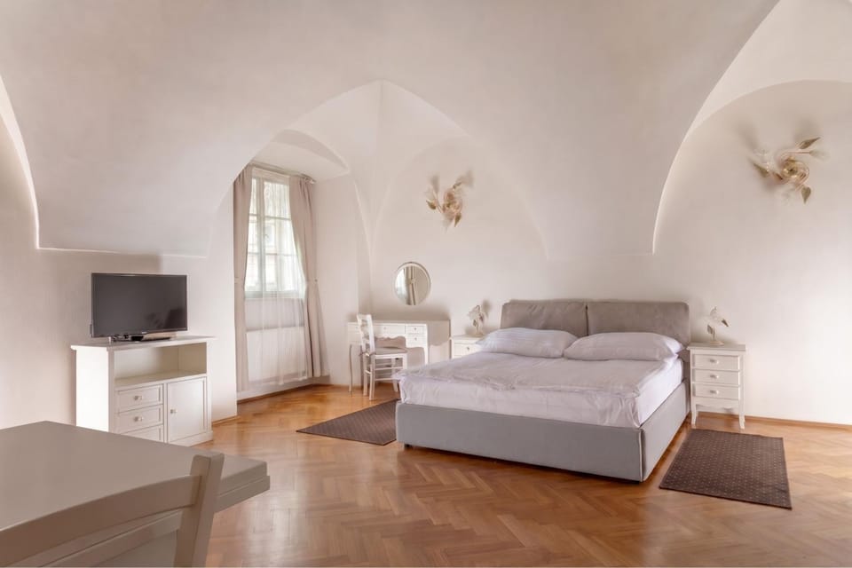 Bed, TV and multimedia, Photo of the whole room, Seating area, Bedroom