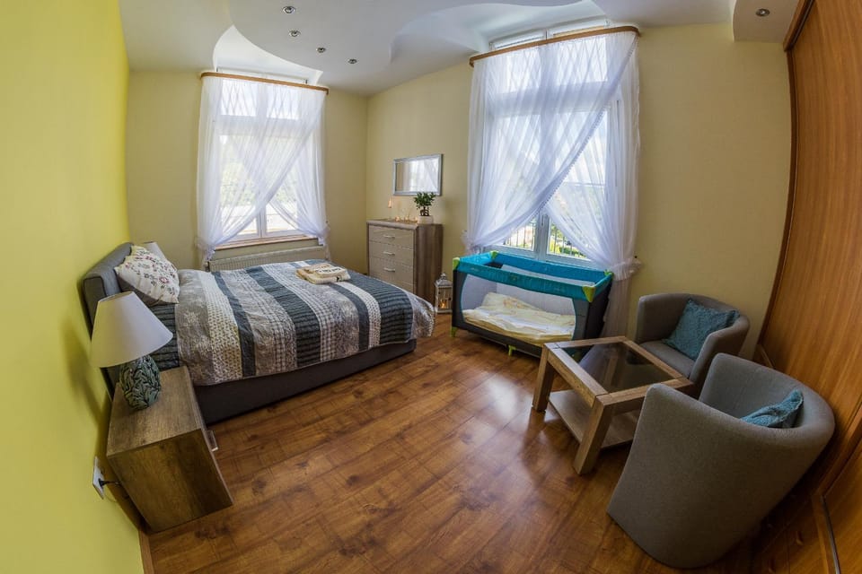 Bedroom, cot