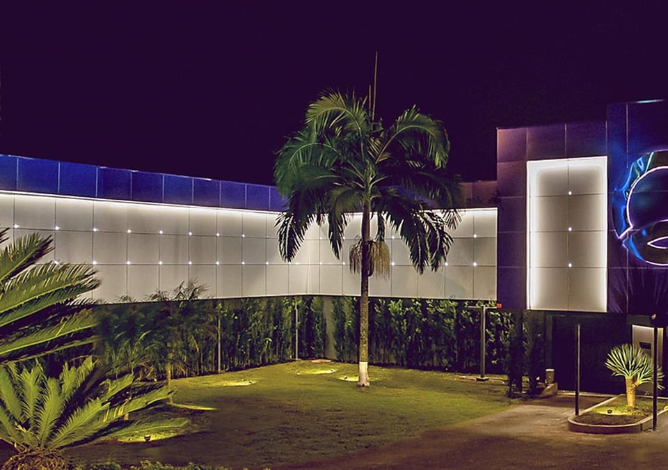 Property building, Facade/entrance, Garden, Garden, Garden view