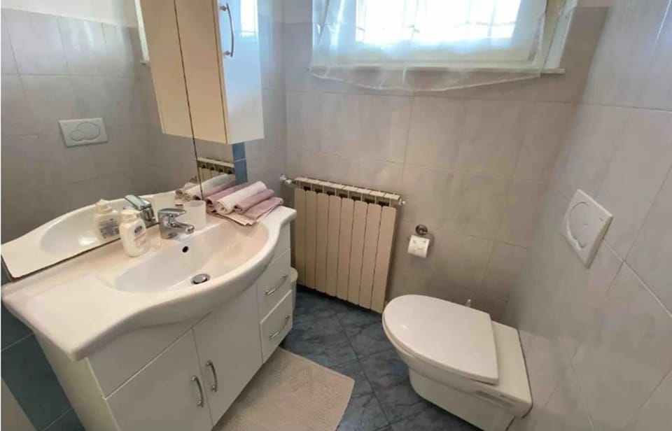 Toilet, Bathroom, towels