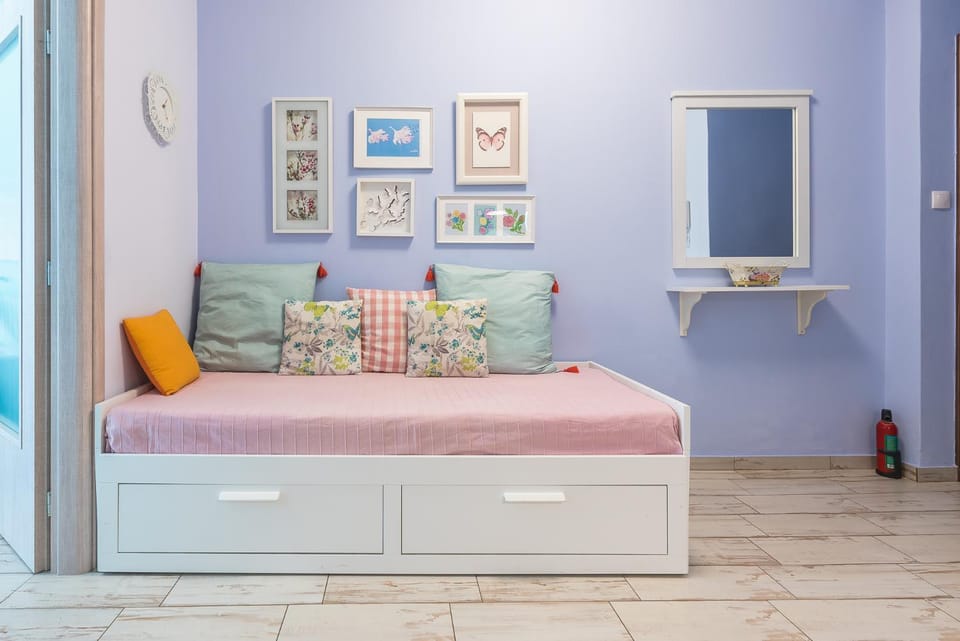 Bed, Seating area