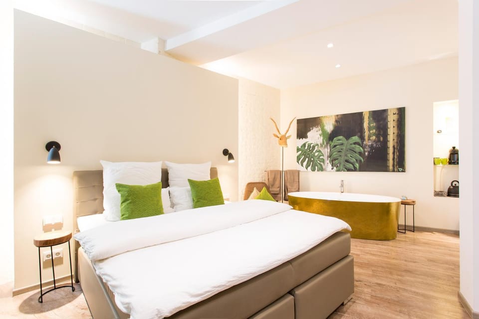 Bed, Hot Tub, Photo of the whole room, Decorative detail