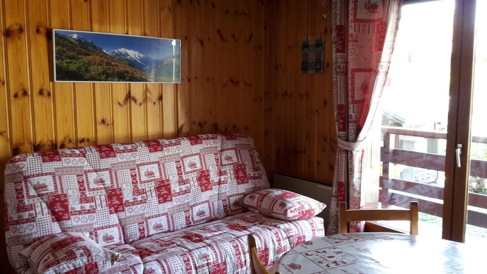 Bed, Living room, Seating area