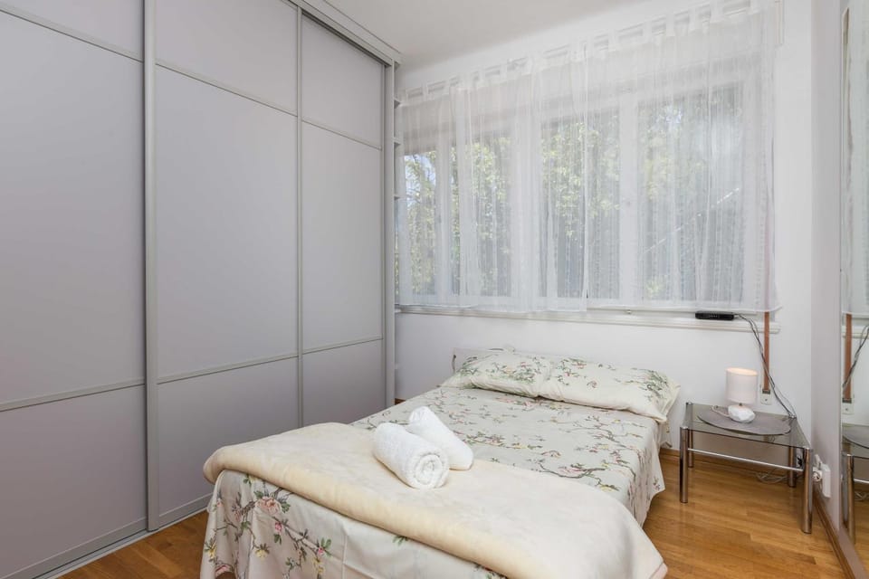 Photo of the whole room, Bedroom, towels