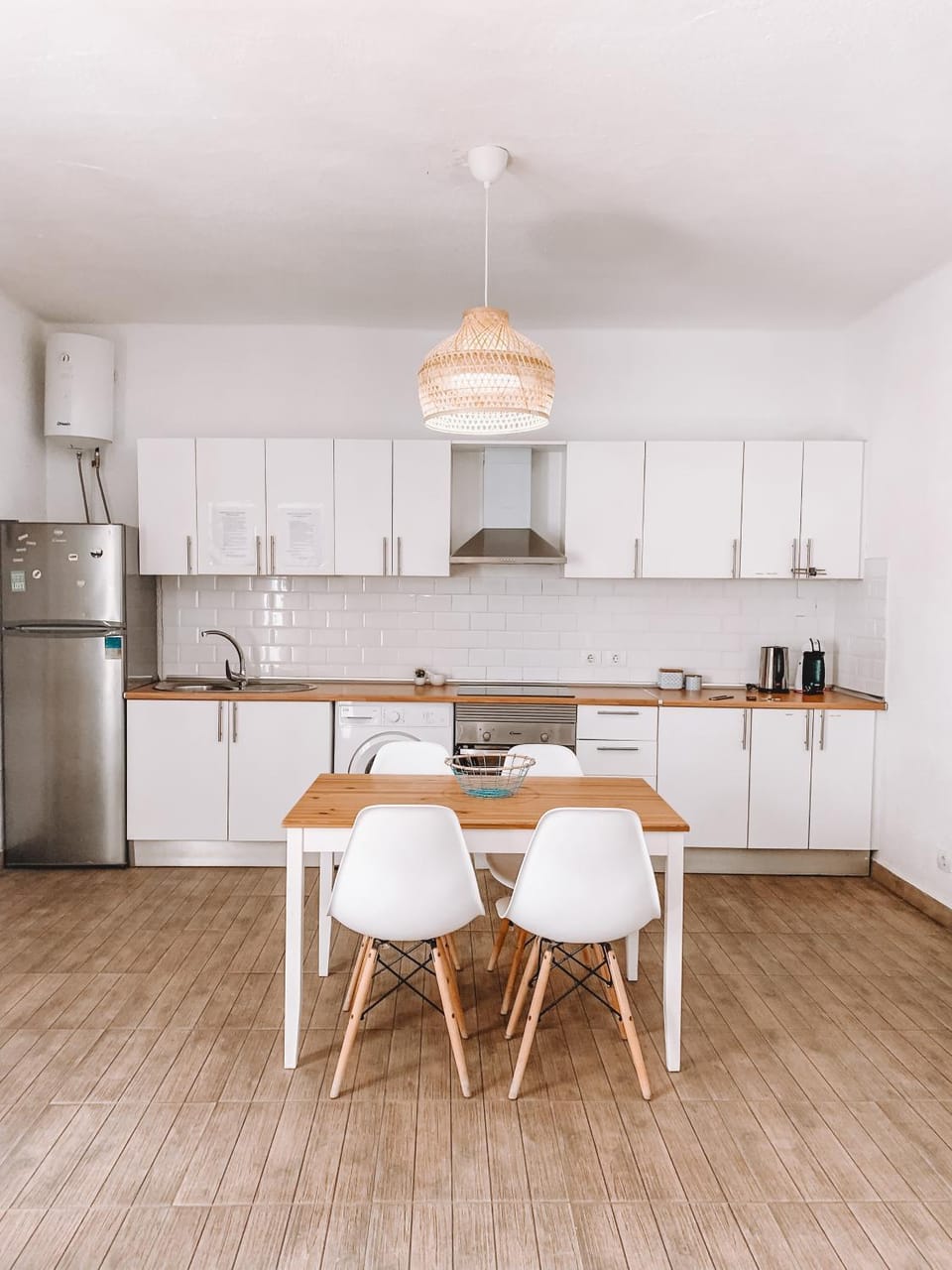 Coffee/tea facilities, Dining area, stove, toaster