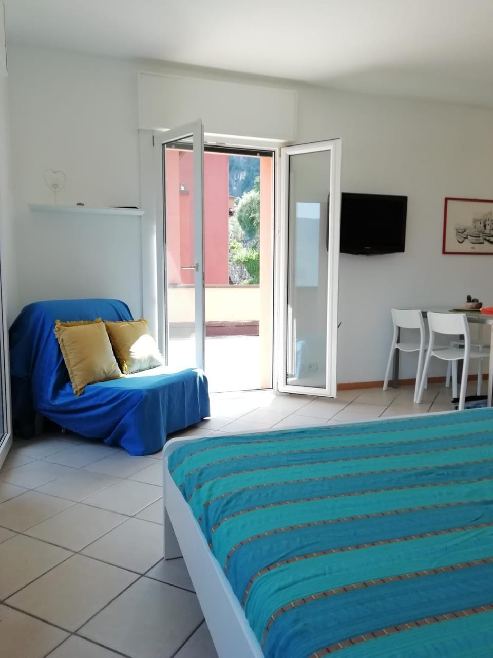 Bed, TV and multimedia, Living room