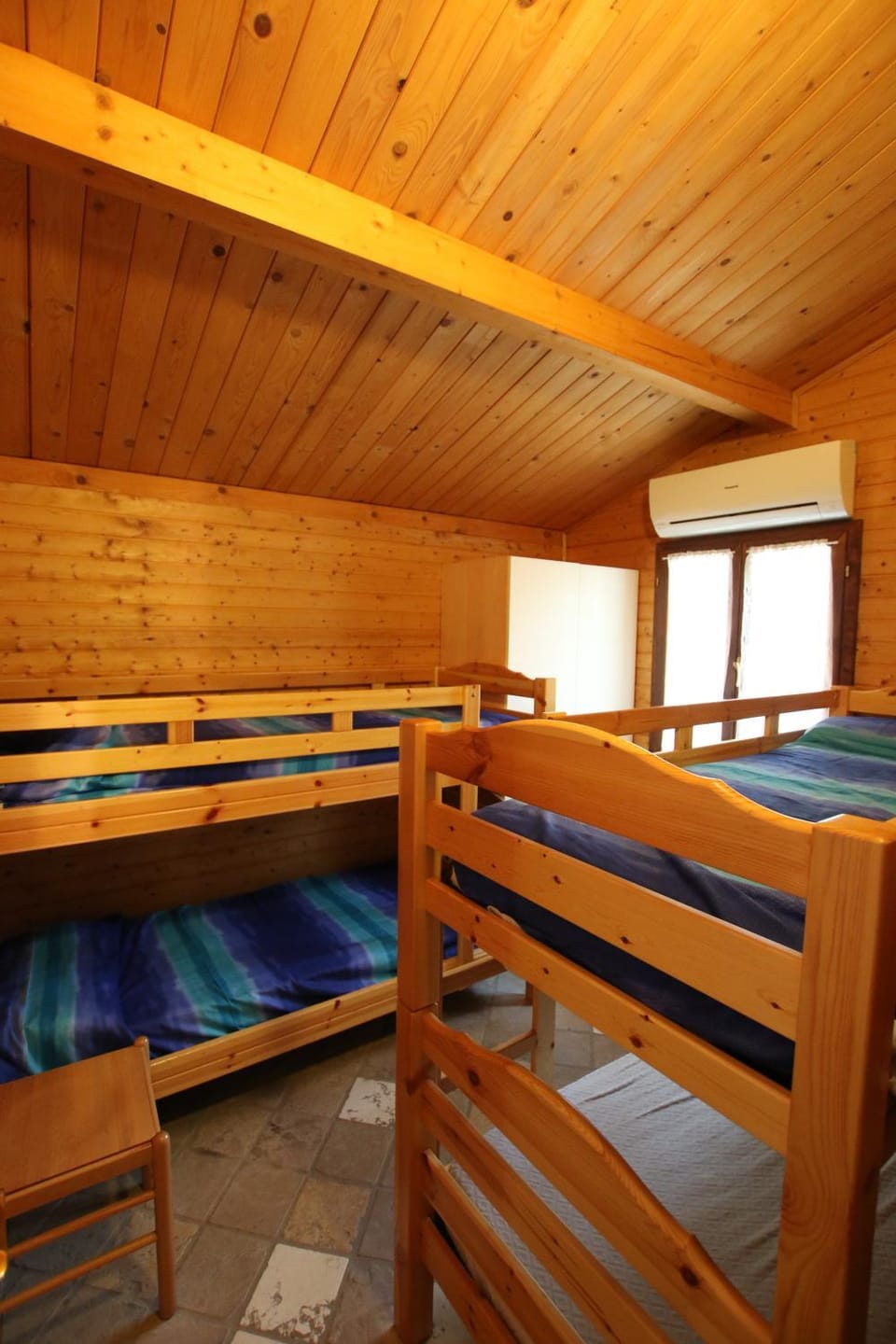 Bedroom, bunk bed
