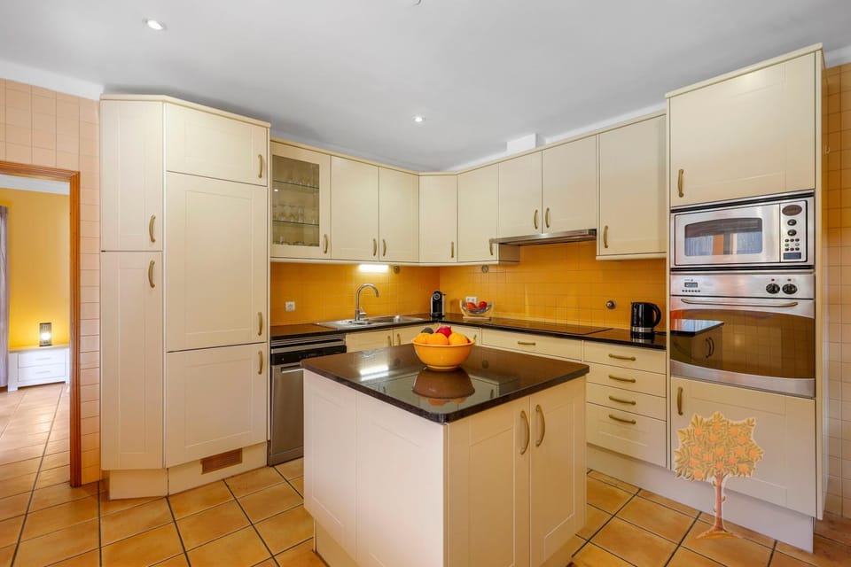 "Orange Tree Villa in Alvor - South - facing Family Villa with Private Poll" Villa in Alvor