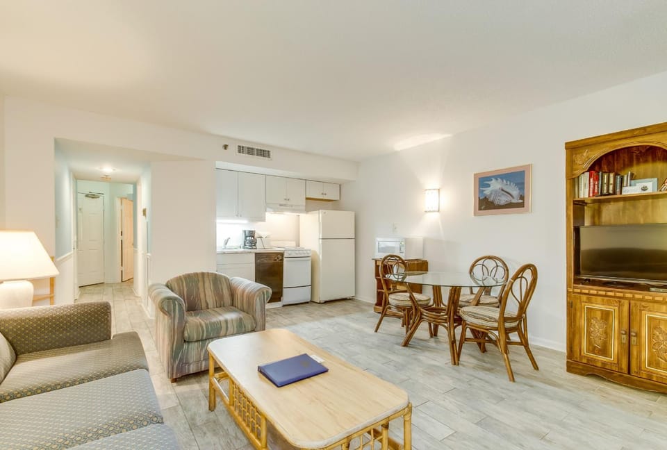 Kitchen or kitchenette, Living room, Dining area