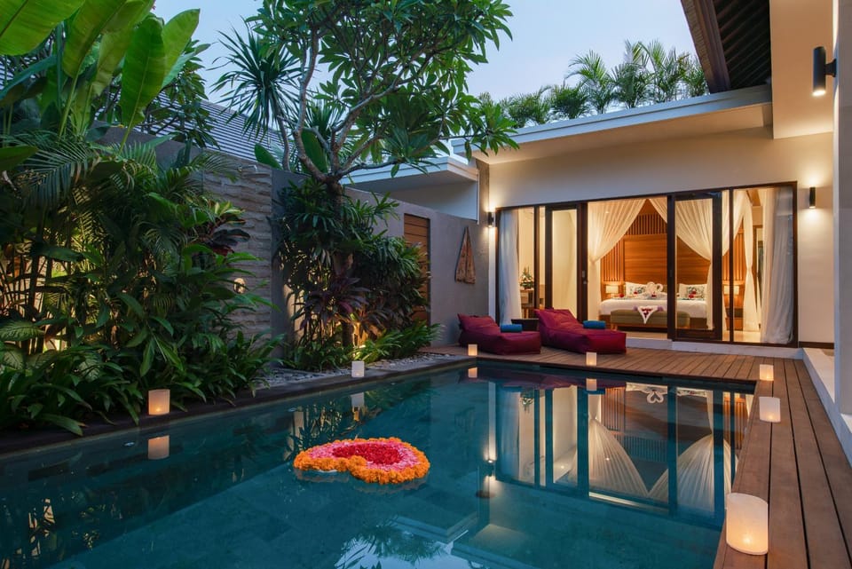 Bed, Living room, Photo of the whole room, Decorative detail, Seating area, Bedroom, Pool view, Swimming pool