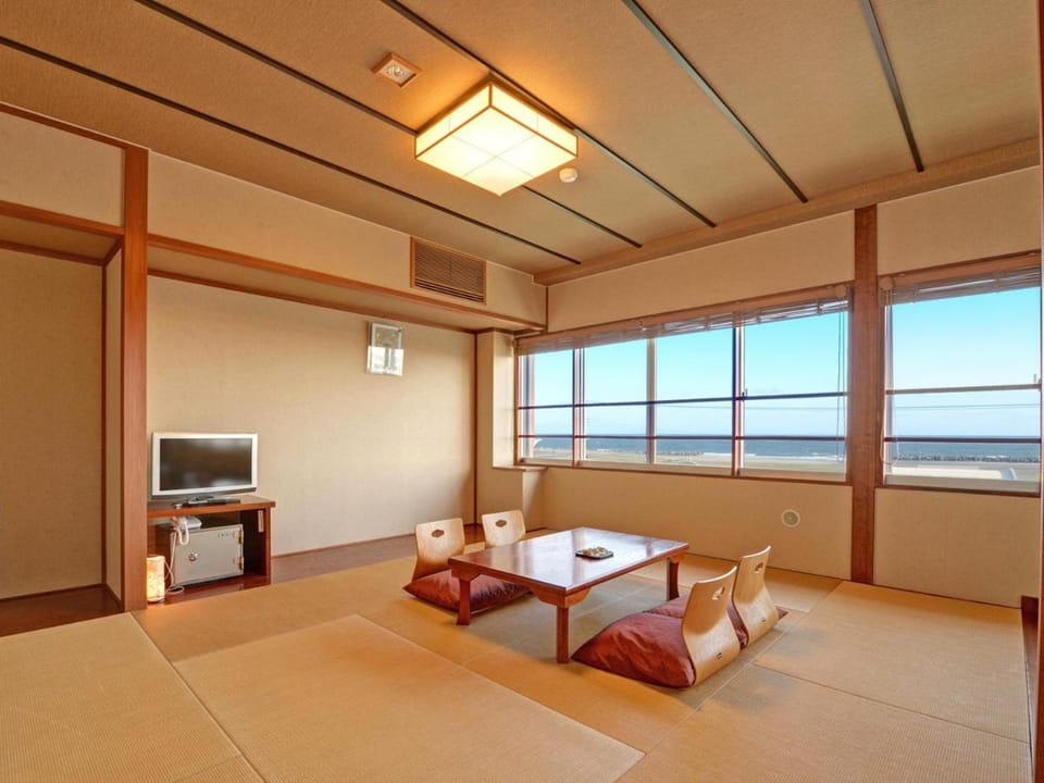 Photo of the whole room, Sea view