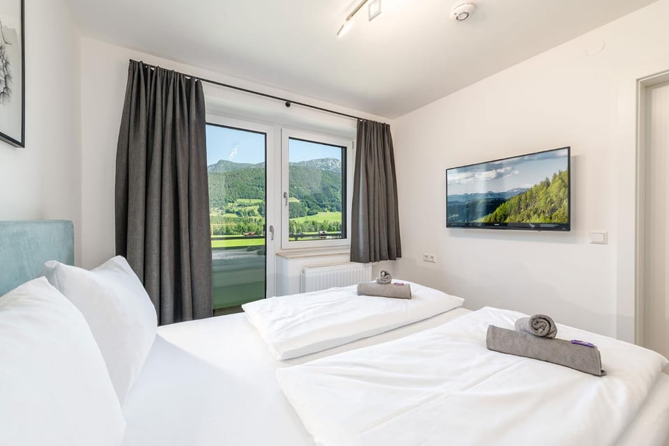 Bed, TV and multimedia, Bedroom