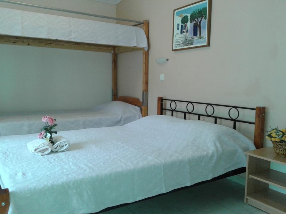 Bedroom, bunk bed