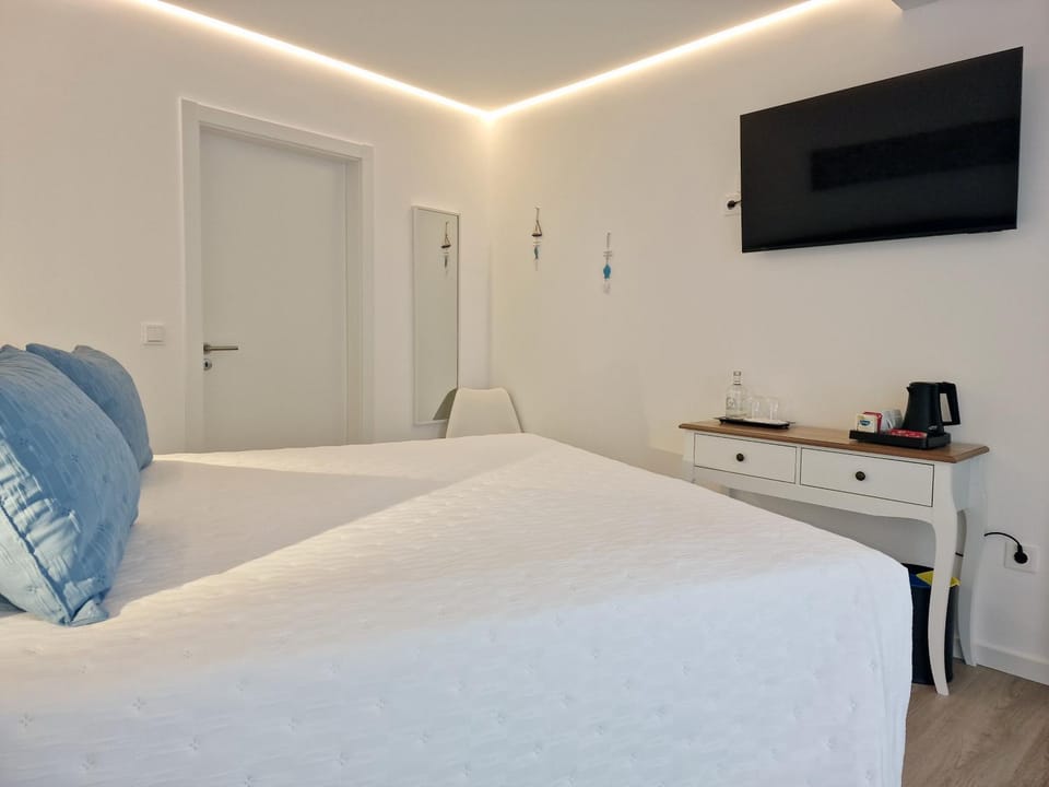 Bed, TV and multimedia, Photo of the whole room, Bedroom