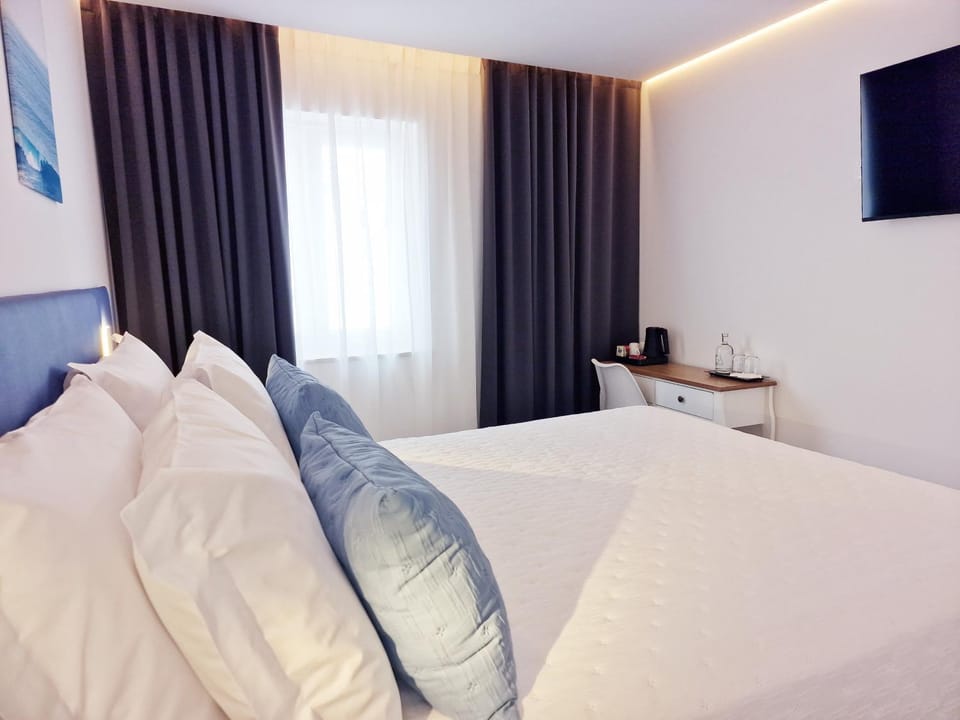 Bed, Coffee/tea facilities, Bedroom, Street view