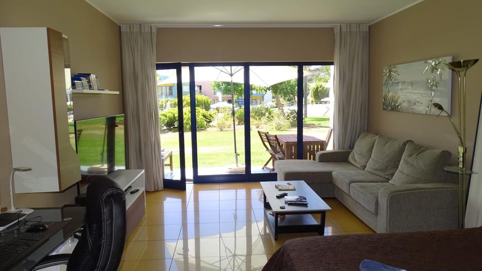 Bed, Garden, Library, TV and multimedia, View (from property/room), Balcony/Terrace, Living room, Photo of the whole room, Seating area, Dining area, Bedroom, Garden view, Pool view, Area and facilities, Swimming pool, Family