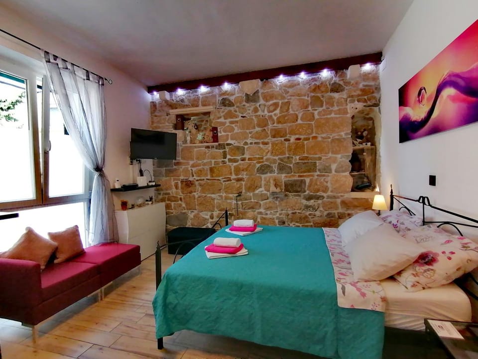 Bed, TV and multimedia, Seating area, Bedroom