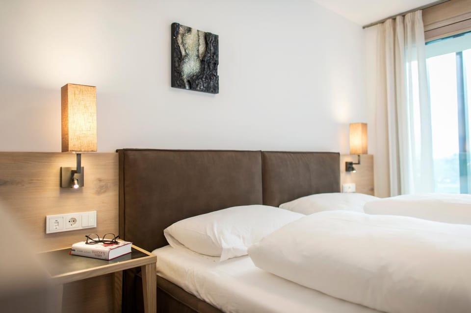 Photo of the whole room, Bedroom, Mountain view